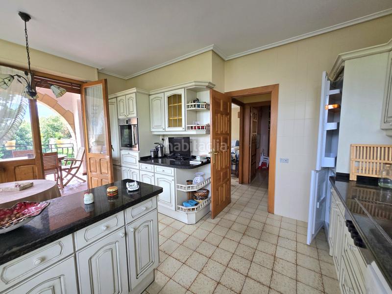 Foto e83fb87f-f8cc-450a-bfba-1cb7c2905965. Casa se presenta una magnífica oportunidad para aquellos que buscan una vivienda espectacular en un entorno idílico. esta impresionante en Nalda