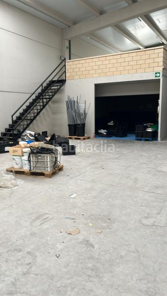 Foto 374f2fec-6387-48ed-ac4b-b5b2ae9759de. Affitto capannone industriale in Alberite