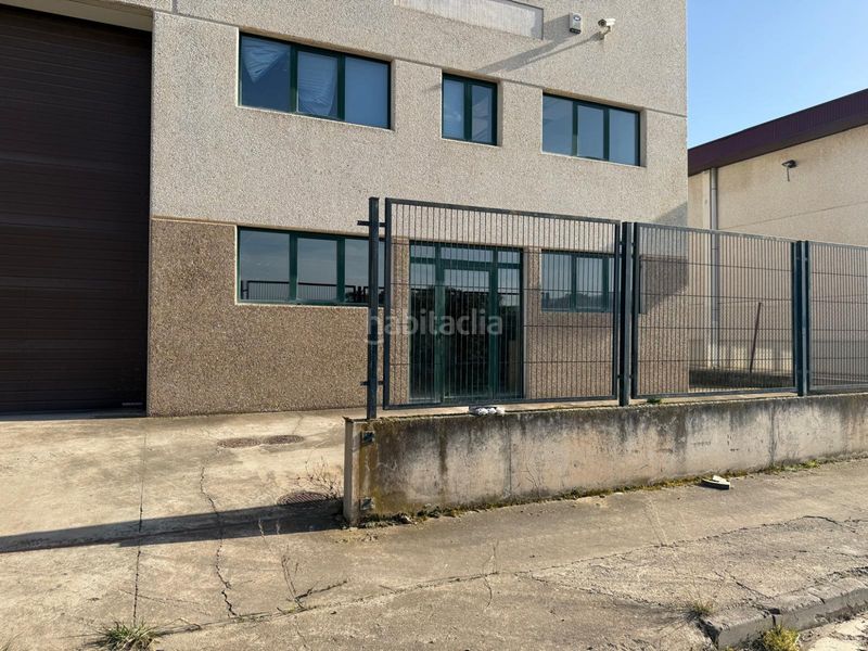 Foto 88d12a33-17c8-40d2-ae54-a5b711931a2f. Fabrikhalle in Albelda de Iregua