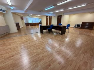Oficina a Oeste. Oficina amplia, 4 despachos individuales más sala común. 2 aseos