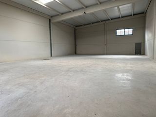 Lloguer Nau industrial a Oyón / Oion. Nave diáfana en alquiler, tiene un pequeño patio en la parte tra