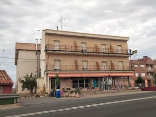 Geschäftsraum in Agoncillo. Bar restaurante  hotel  jardines  terreno
