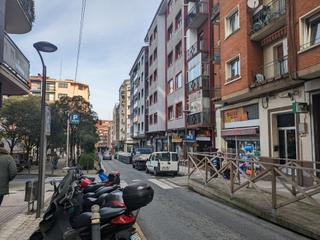 Local Comercial a Centro - Mendibil - Santiago. Local comercial con negocio activo en zona céntrica y con visibi