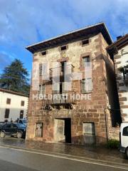 Masia a Sunbilla. Casa señorial con escudo a rehabilitar en el centro de sumbilla