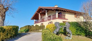 House in Oiartzun. Casa independiente con caballerizas en terreno de 11.000 m2