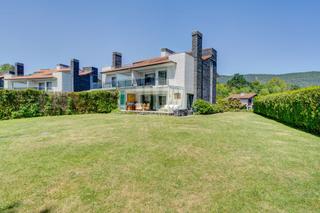 Casa a Hondarribia. Exclusivavilla bifamiliar con ascensor interior en el real golf