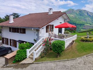 Casa a Hernialde. Chalet bifamiliar en plena naturaleza, en el corazón de gipuzkoa
