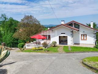 Casa a Hernialde. Chalet bifamiliar en plena naturaleza, en el corazón de gipuzkoa