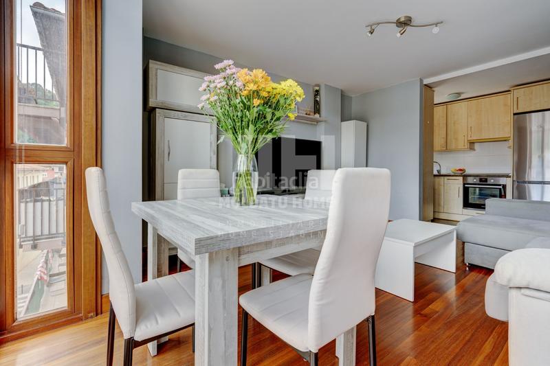 Foto 386e160a-c349-42f0-9c2d-4c38e231572e. Piso exclusivo piso en la plaza iparagirre una joya en el corazón del pueblo! en Urretxu