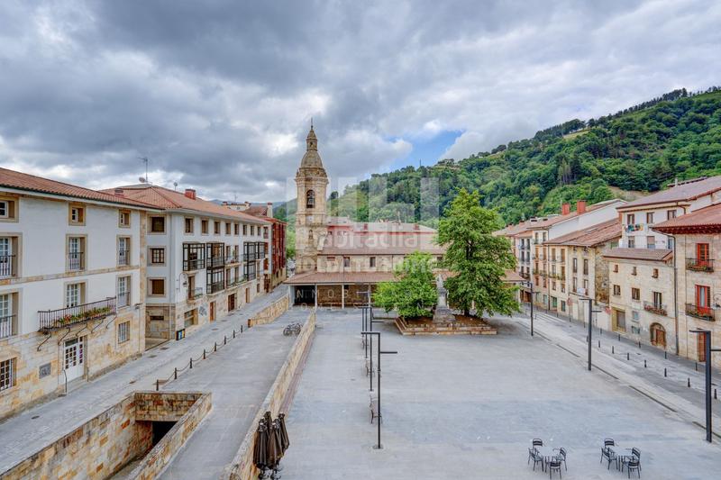 Foto 519cbd1b-9e67-4808-ba5a-29f44d53e516. Piso exclusivo piso en la plaza iparagirre una joya en el corazón del pueblo! en Urretxu