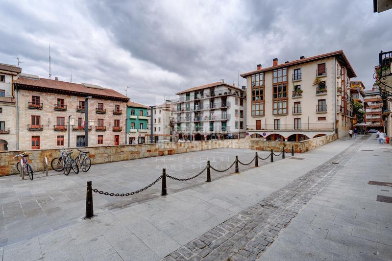 Foto 9e05455a-53e9-4d3a-a1a3-185a500d43c6. Piso exclusivo piso en la plaza iparagirre una joya en el corazón del pueblo! en Urretxu