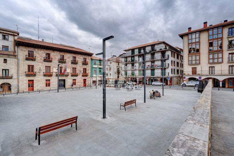 Foto e7796c39-74fb-4cfc-a2a6-d0f14341bd3a. Piso exclusivo piso en la plaza iparagirre una joya en el corazón del pueblo! en Urretxu