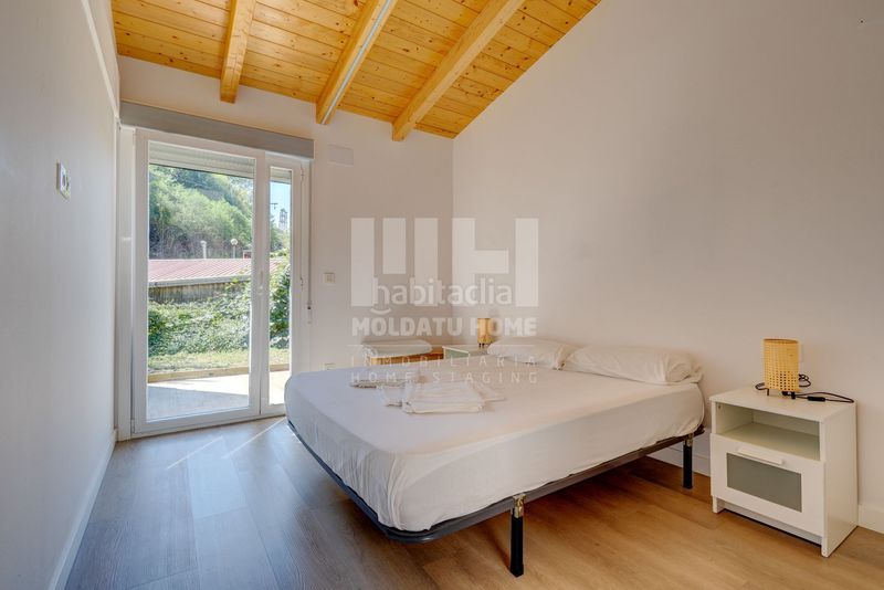 Foto f0e37c74-2bc5-4b5a-b4f2-fceb11bf3a59. Edifici a Lezo