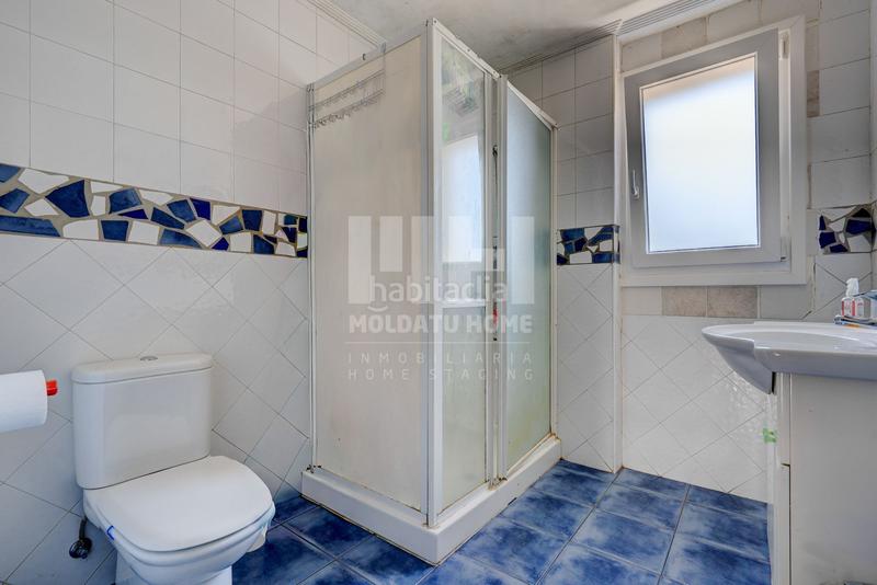 Foto a63275e7-1f4e-47ee-b044-09d63076afd7. Casa amb aparcament a Lezo