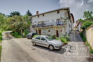 Casa in Guesálaz. Encantadora casa con jardín y chimenea en el valle de guesalaz