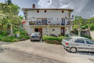 Casa a Guesálaz. Encantadora casa con jardín y chimenea en el valle de guesalaz