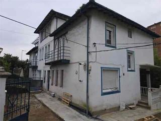 Casa adossada a Barrio de Uribarri. Casa adosada en grupo ciudad jardín