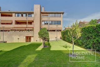Appartement  Avenida eultza. Espectacular piso junto al lago de barañáin con terraza acristal