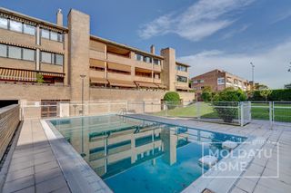 Pis  Avenida eultza. Exclusiva vivienda en urbanización privada con piscinas y txoko