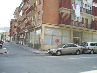 Local commercial à Andoain. Local a tres fachadas y amplio escaparate