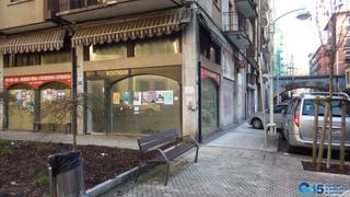 Locale commerciale en Eskalantegi kalea 15-17. Local comercial haciendo esquina.