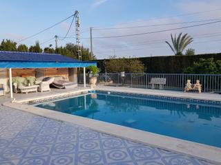 Chalet in La Marina. La marina, chalet 2.400 m2 parcela, piscina,terraza, 4 habitacio