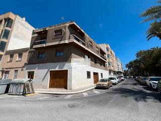 Edifici a El Raval - Portes Encarnades. Elche, zona torreta, edificio esquina 3 plantas mas terraza 150