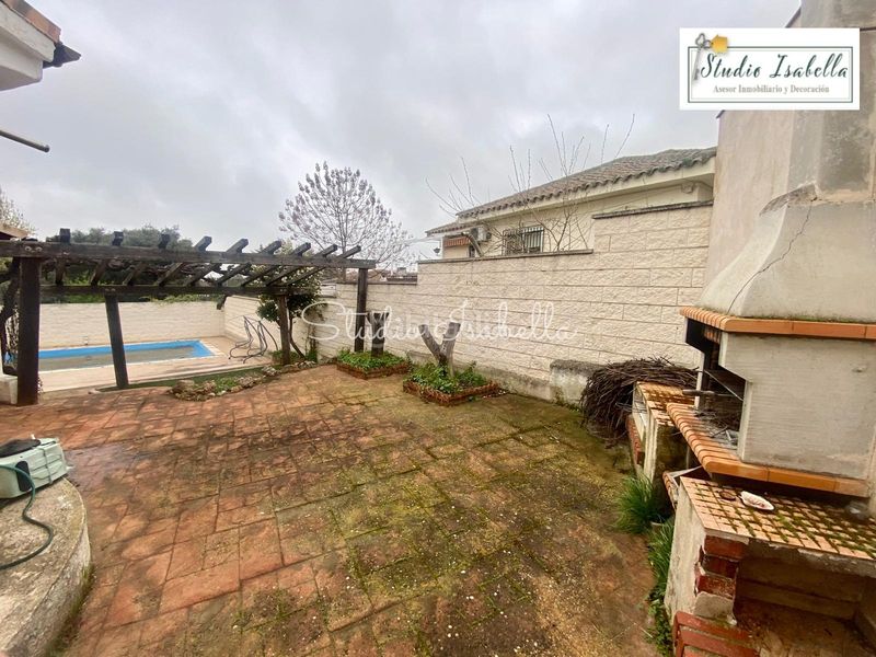 Foto aecf2de2-39af-4c62-a3bb-b404bc557925. Xalet amb xemeneia calefacció aparcament piscina a Nambroca