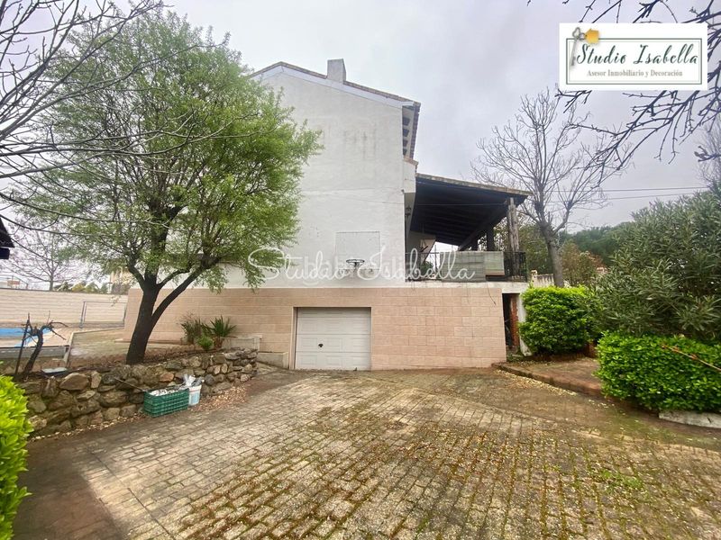 Foto c761eb9a-b62e-49fe-9cdf-1f9152264781. Xalet amb xemeneia calefacció aparcament piscina a Nambroca