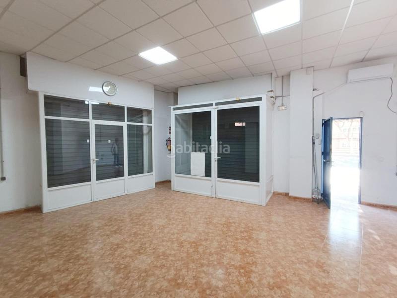 Foto f2e6e363-8965-4c7d-a69a-a01f2825cc08. Lloguer local comercial a calle manuel azaña 45 a Almería