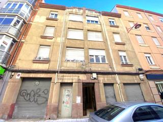 Appartement à Calle flores lemus 5. Piso para reformar a diez minutos del centro