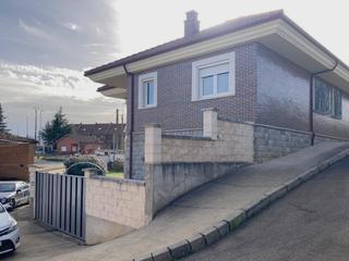 Chalet à Calle adiles-pb 14. Moderno chalet independiente en pobladura de bernesga