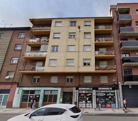 Édifice à Avenida alc m castaño 54. Edificio frente a la fuente de santa ana