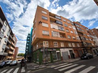 Appartement à Calle cipriano huerga 6. Oportunidad piso para reformar