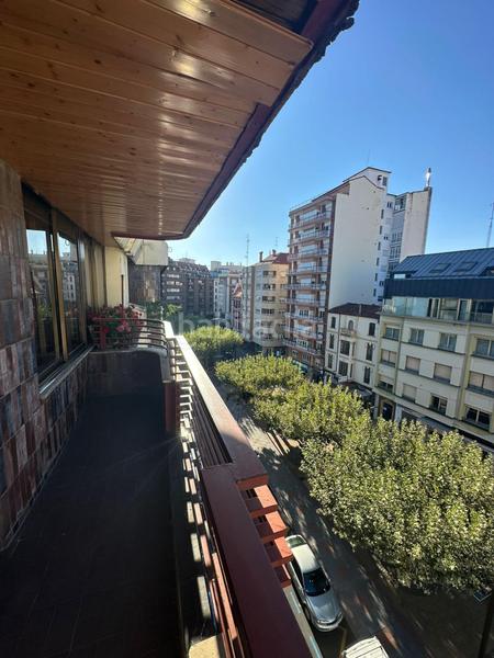 Foto 7b1fb6cb-4b8a-4aca-99a1-70f5bbcb4e20. Pis amb calefacció aparcament a Centro Ciudad León