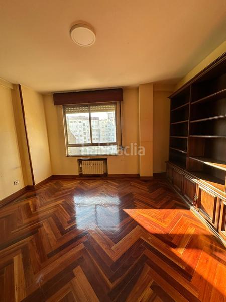 Foto dc3f0ca3-8771-4909-b4a0-c8ed1547744a. Pis amb calefacció aparcament a Centro Ciudad León