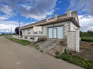 Haus  Calle bañeza. Amplia vivienda con gran potencial de reforma y terraza en quint