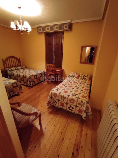 Foto 53c79c84-9ae6-4d47-8626-2cd599e748f6. Edifici a Luyego