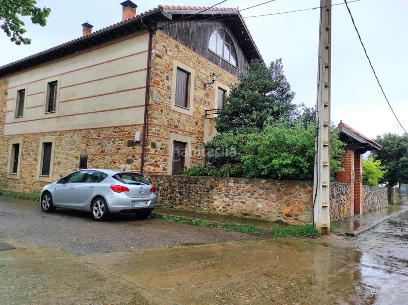Foto b124f207-2488-4714-852c-208cff94d15c. Edifici a Luyego
