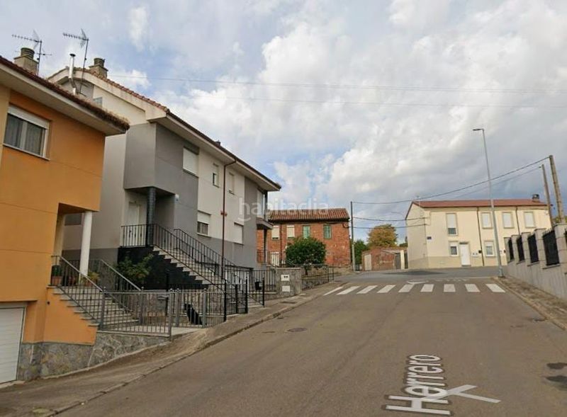 Foto 151ff1c6-b8ca-4bdf-bb39-7a45b78df2dc. Casa aparellada a calle del herrero a Sariegos