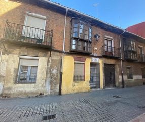 Edificio in Casco Antiguo. Edificio en calle serranos