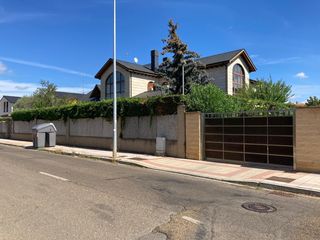 Chalet in Las Eras de Renueva. Casa en calle ejército del aire