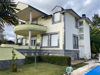Chalet in Valdefresno. Casa en calle los acebos
