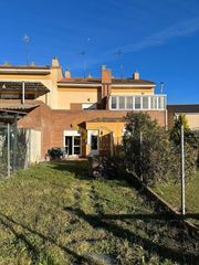 Semi detached house in Calle santos olivera 14. Chalet en hospital de orbigo leon