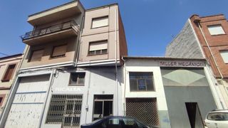 Edifici a Santa María del Páramo. Edificio en calle manuel verdejo