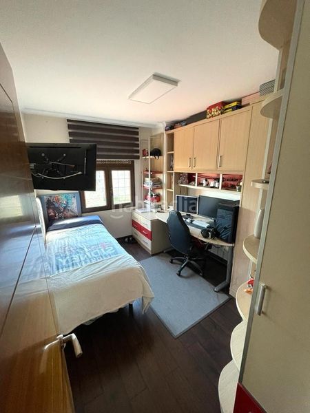 Foto 1a5b3e59-1488-4935-96ba-5df6cff5574f. Casa adossada a calle barrio a Sariegos