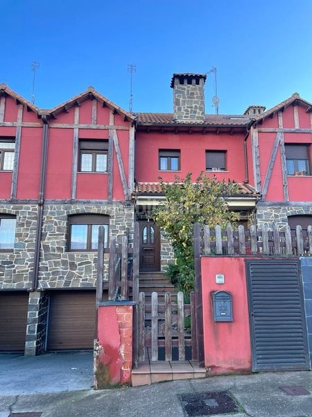 Foto 38a5a868-6f6b-41e4-abb8-ce91e8eb419a. Casa adossada a calle barrio a Sariegos