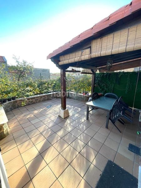 Foto b76d4c68-8f34-4e56-944f-93b029e76151. Casa adossada a calle barrio a Sariegos