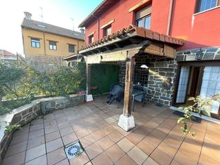 Reihenhaus in Sariegos. Casa en calle barrio