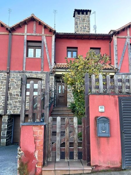 Foto d17c6bb8-23c4-4cfe-b232-95e2d0323636. Casa adossada a calle barrio a Sariegos